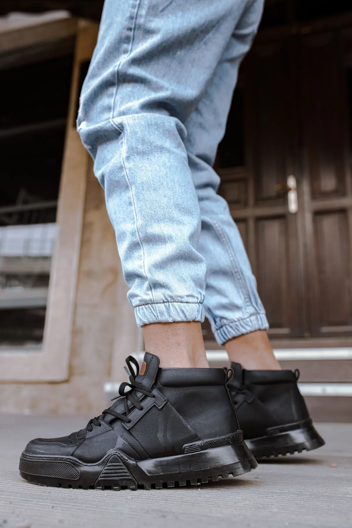 Triple Black Sneaker CH057